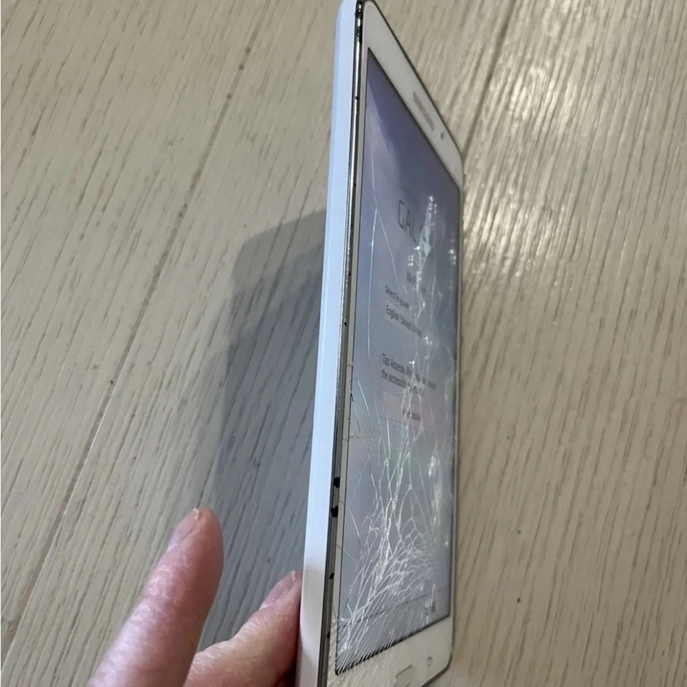 Samsung Galaxy Tab 4 sm-t230nu Does Work But Has Cracked Screen